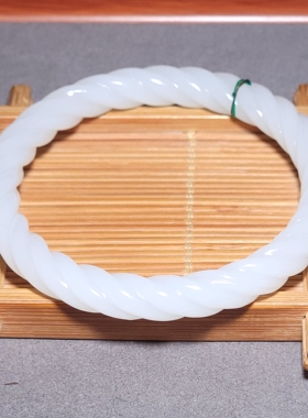 L031706 新疆的猫30.5克内径57mm青海野牛沟三高羊脂白玉麻花手镯