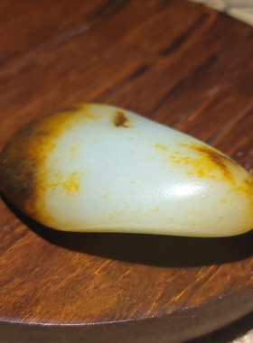 新疆的猫YQ121102 55.0克老熟特细高脂粉挂艳红皮的白玉把件籽