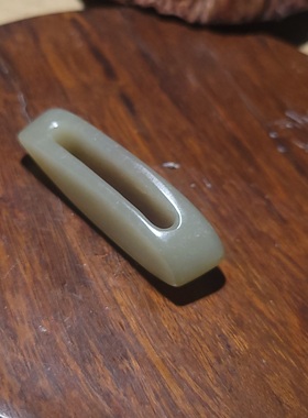 YQ122809  16.1克，玉质油润聚红皮高青白玉籽料皮带扣 新疆的猫