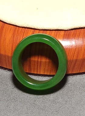 L032804 新疆的猫9.2克内径20mm脂粉高色调油亮的阳绿色碧玉扳指