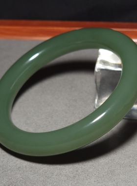 L032303 新疆的猫66.8克内径60mm肉细脂粉浓郁且末青白玉圆条手镯