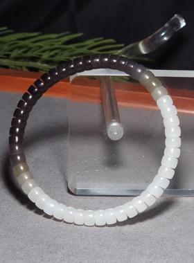 新疆的猫L121103 13.7克，直径6-4mm质感油润老坑料渐变药片手链