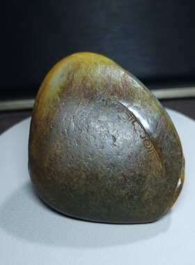 Z032605新疆的猫136.8克老熟细腻油糯白玉黄沁皮籽料财神苏工把件