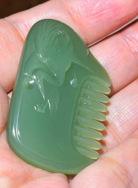 新疆的猫JJ121804  14.8克，俄料老坑粉绿碧玉梳子挂坠