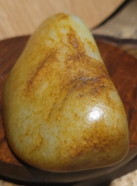 YQ032601新疆的猫321.4克洒褐油皮清爽舒适老熟和田玉高青白玉籽