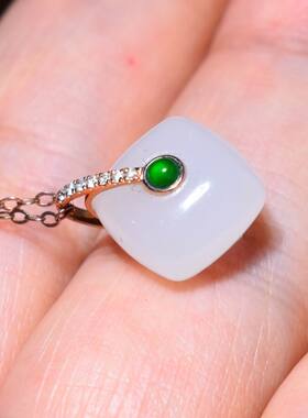 JJ031203新疆的猫1.3克白度浓郁玉质温润的羊脂白玉18k金镶挂坠