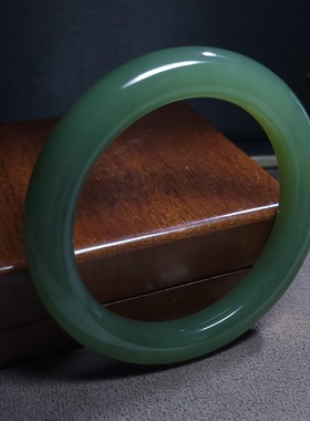 Z120906 78.8克，R63.8冒油细润色质纯净高美且末青玉手镯