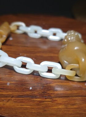 YQ010807 30.9克，顶油高脂粉艳红糖且末糖白玉貔貅一体手链