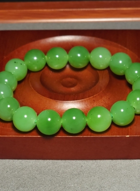 L032101新疆的猫43.3克直径12mm油润细腻色调靓丽苹果绿圆珠手链