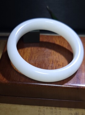 Z031901新疆的猫56.5克R56极浓糯顶细温润高脂份俄料羊脂白玉手镯