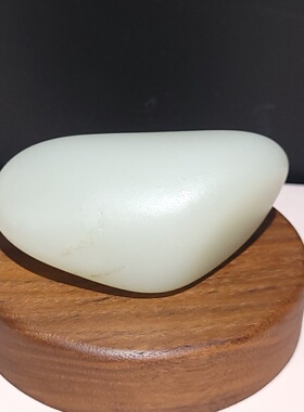 C020502新疆的猫101克顶熟顶细的一把抓好形黄白种玩籽和田玉