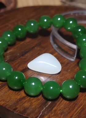 YQ032603新疆的猫28.7克直径10mm色调鲜艳纯净的碧玉阳绿圆珠手链