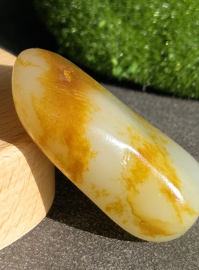 新疆的猫W120604 28.71克，聚红皮黄白肉油糯天然挂件玩籽