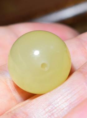 JJ010710新疆的猫5.5克15mm高油青海纯黄口玉大圆珠和田玉