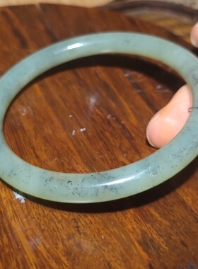 YQ031105新疆的猫24克内径56mm若羌色感舒雅微若羌青黄口点墨手镯