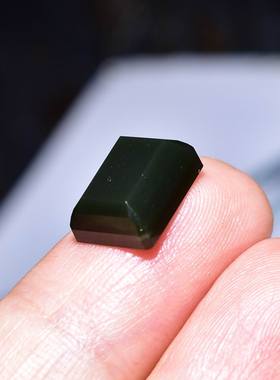 纯黑油亮的黑青籽料宝光戒面