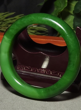 L122605 64.0克，内径54mm肉质细腻颜色鲜艳的老坑碧玉夹层料手镯