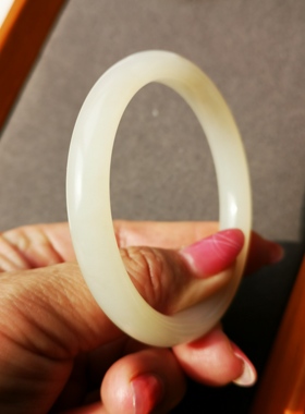 青海料野牛沟藕粉细条镯，上镜率和实用性都很高放在心头就取不下