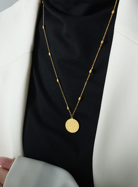 2511新中式浮雕人像圆牌吊坠项链钛钢18k金百搭甜妹气质毛衣链