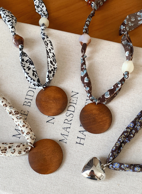 美拉德复古碎花圆木串珠丝巾项链