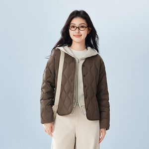 波司登新款V领葫芦纹女内搭外穿轻薄便携羽绒服短款三防外套