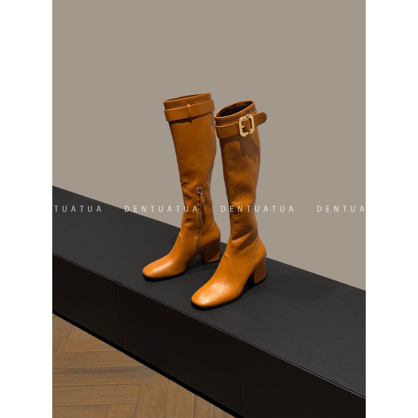 DENTUATUA 现代机能的隐秘革新！25FW 皮带扣侧拉链粗跟长筒靴 女 - 图2