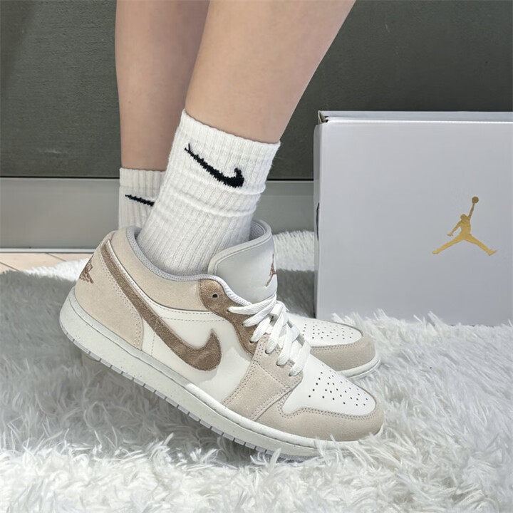 耐克/Nike  Jordan 1 米白女款防滑耐磨舒适低帮板鞋 HF1863-200,淘宝优惠券,粉丝福利购,淘宝优惠卷