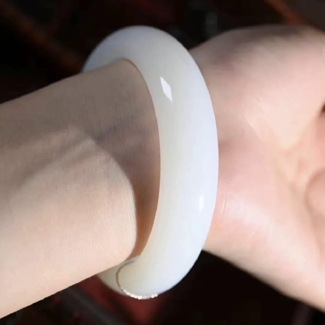 JE新疆白玉手镯正品少女款旺夫玉镯子天然玉石百搭送女友 6_香港黄金首饰店_珠宝/钻石/翡翠/黄金-第3张图片-提都小院 JE新疆白玉手镯正品少女款旺夫玉镯子天然玉石百搭送女友 6_香港黄金首饰店_珠宝/钻石/翡翠/黄金-第3张图片-提都小院