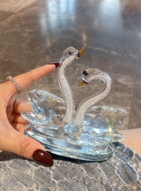 高级感水晶天鹅汽车摆件高颜值轻奢车载中控台装饰品网红精致礼品