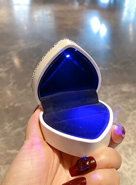 新款创意LED灯发光求婚戒指盒奢华镶钻婚礼婚戒盒结婚礼物