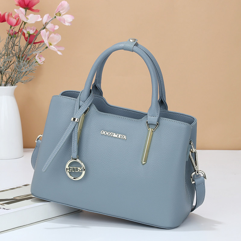 真皮高级感女士2022新款洋气斜挎包 古缇蒂亚女士包袋