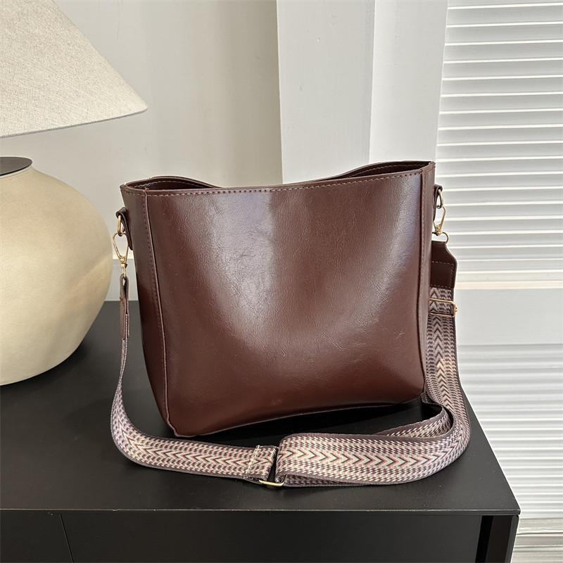 复古通勤质感宽肩带单肩斜挎包2023秋冬季新款百搭大容量托特包女,淘宝优惠券,粉丝福利购,淘宝优惠卷