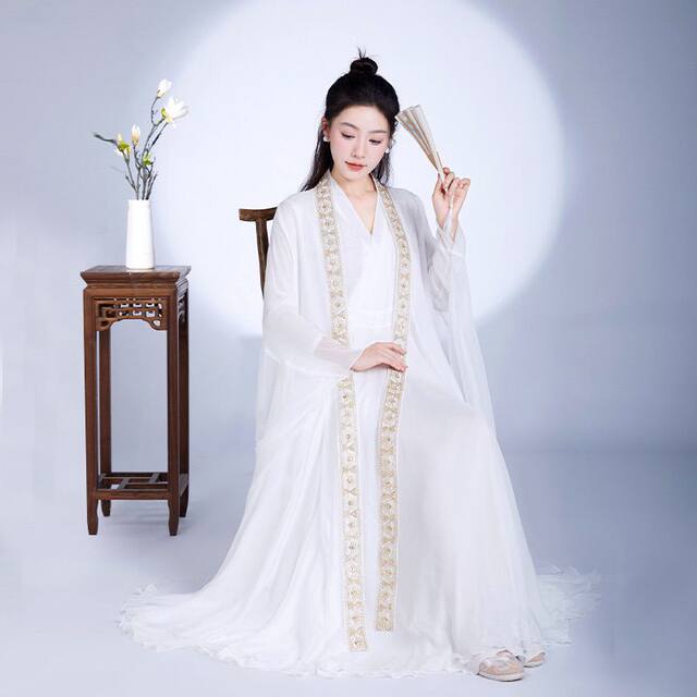 ໜຸ່ມ​ສາວ Hanfu, ຊຸດ​ເຕັ້ນ​ແບບ​ຈີນ​ແລະ​ຕາ​ເວັນ​ຕົກ