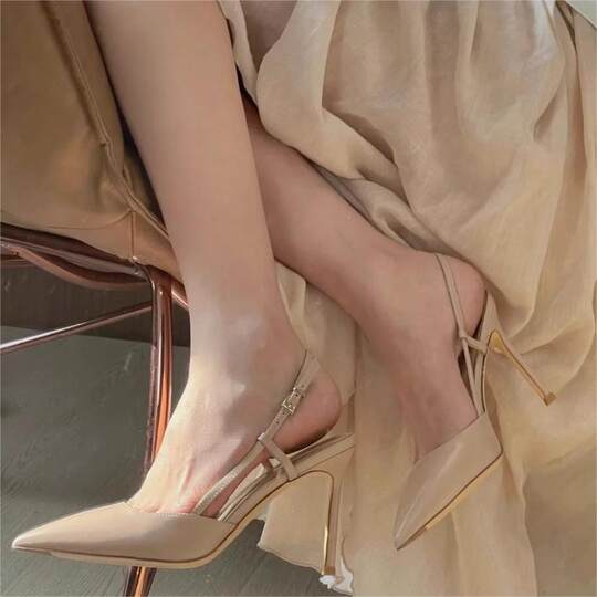 Sexy high heels with thin heels with one-liner buckles on shallow mouths