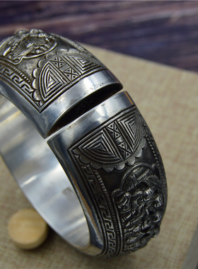 古代人物立体浮雕空心夸张银手镯