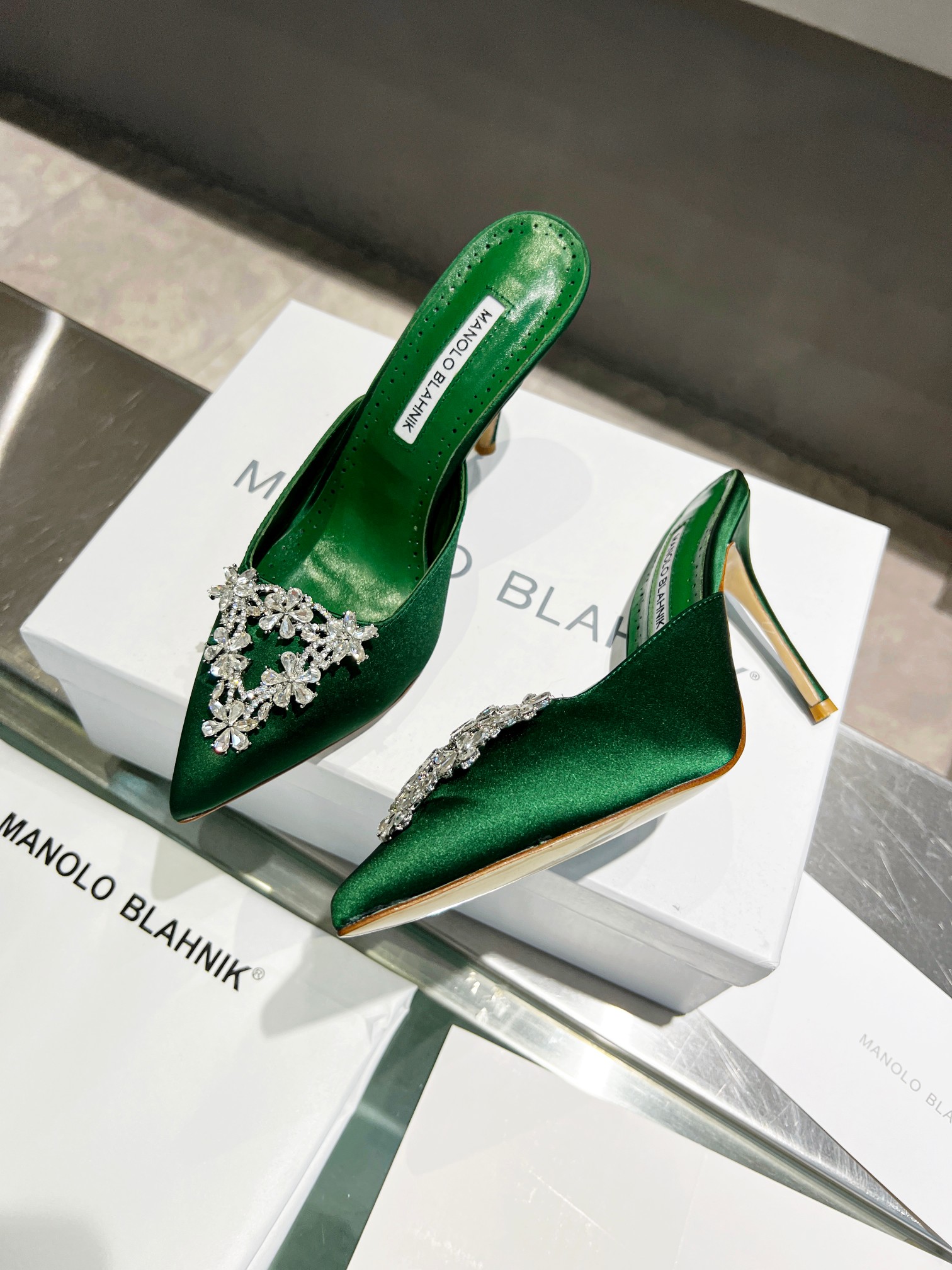 代购Manolo Blahnik/MB女鞋 一脚蹬休闲镶钻真丝细跟包头平底凉鞋 - 图3