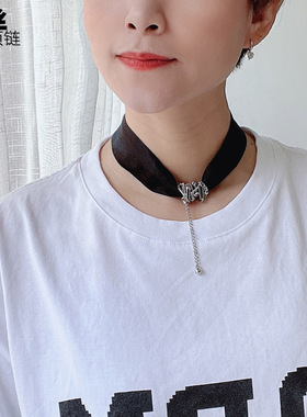 黑色配T恤遮疤真丝项链