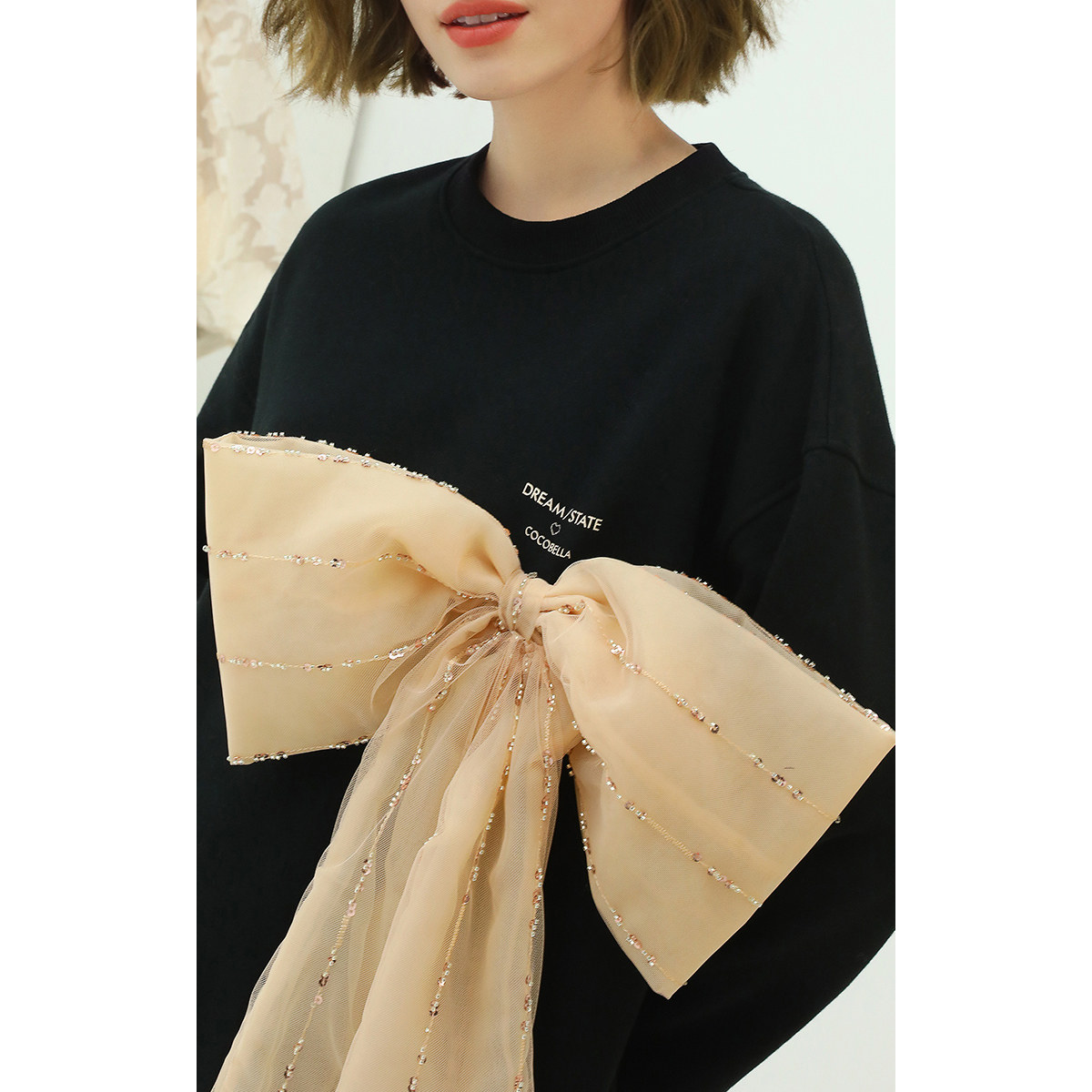 COCOBELLA字母印花珠片绣卫衣裙女秋冬黑色可拆蝴蝶结连衣裙FR514,淘宝优惠券,粉丝福利购,淘宝优惠卷