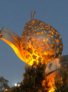 不锈钢铁艺镂空发光梨雕塑