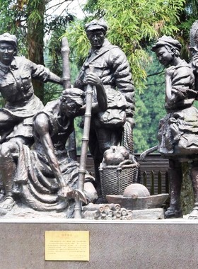玻璃钢红军人物雕塑定制铸铜艰苦岁月场景塑像大型公园景观摆件品