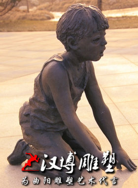 小孩子草坪摆放人物雕塑