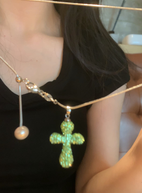 显白的苹果绿爆闪镶钻十字架项链绿色小众辣妹锁骨链亚文化颈链潮