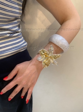 「白色沙滩」欧美辣妹夸张鸢尾花手镯叠戴女白色宽版手臂镯2026潮