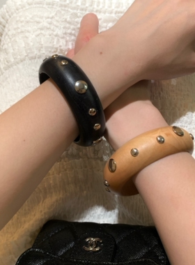 高级ins风木制铆钉宽手镯辣妹百搭复古时尚个性纯色手链手镯简约