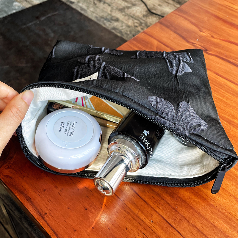 便携纯黑高贵暗纹蝴蝶结公主化妆包高冷精致旅行大容量拉链收纳袋 - 图3