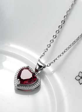 天然鸽血红冷淡风爱心锆石吊坠