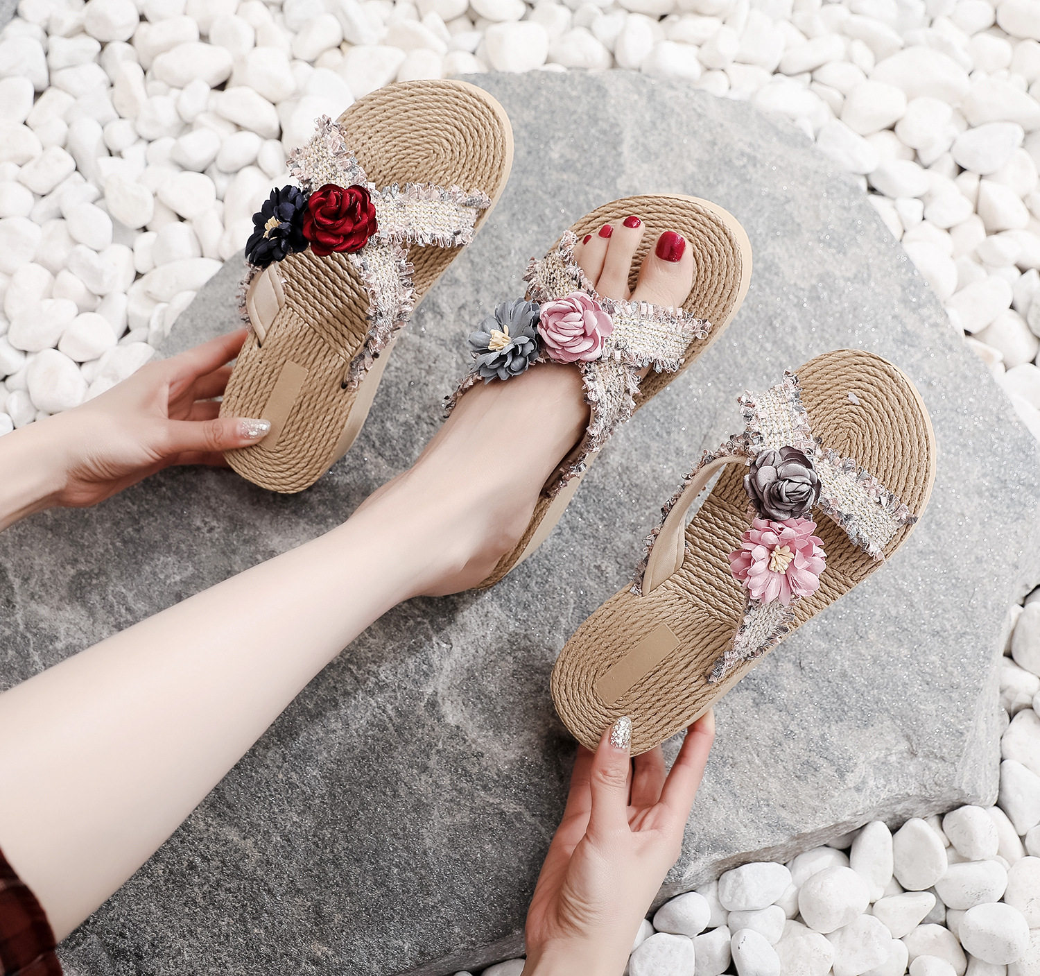 花朵仿草编交叉拖鞋女外穿2025夏季海边沙滩鞋防滑厚底坡跟凉拖鞋,淘宝优惠券,粉丝福利购,淘宝优惠卷