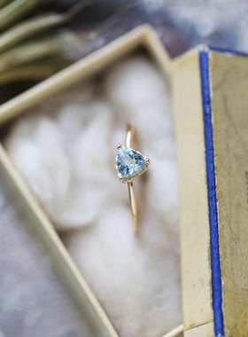 《流浪者之歌》防蓝托帕三角形切割镀金戒指高端轻奢小众活口指环