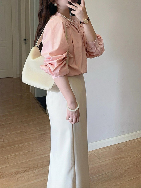 Suit with slit and hip-covering skirt for commuting to work