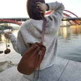 Небольшая дизайнерская кожаная сумка на одно плечо, из натуральной кожи, на шнурках